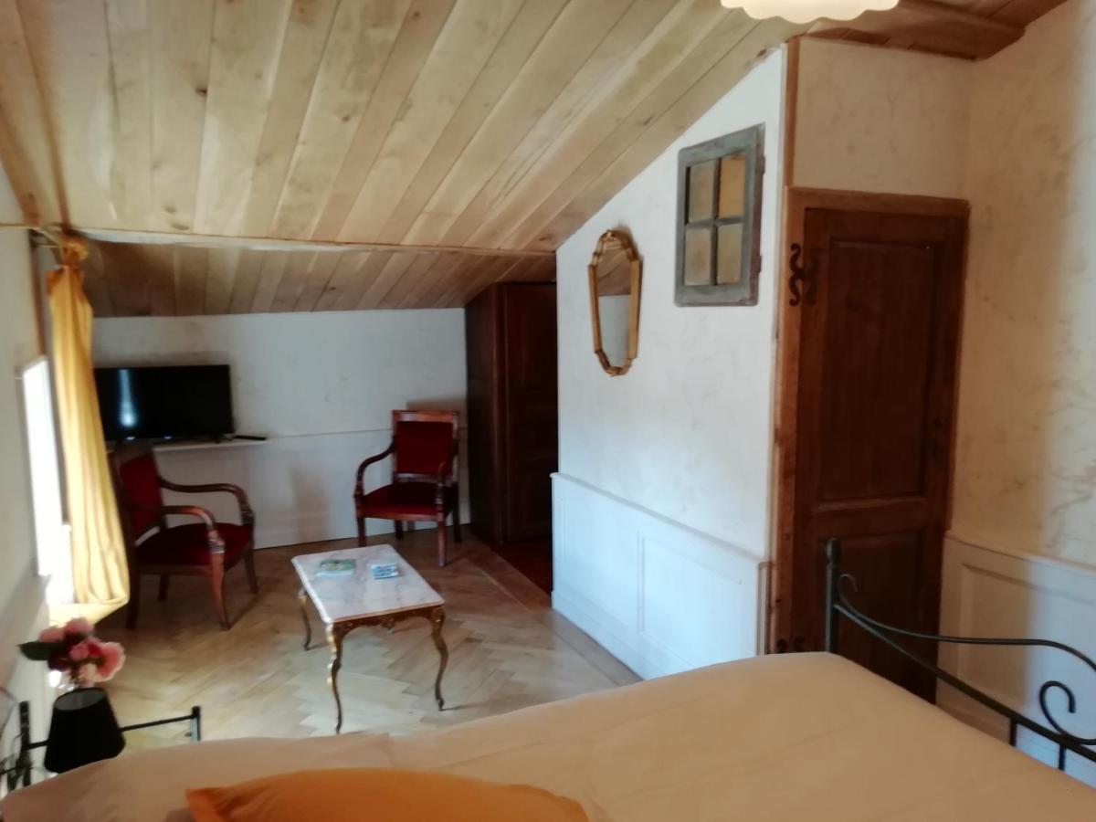 La Tour Mandot Bed and Breakfast Montluel Eksteriør billede