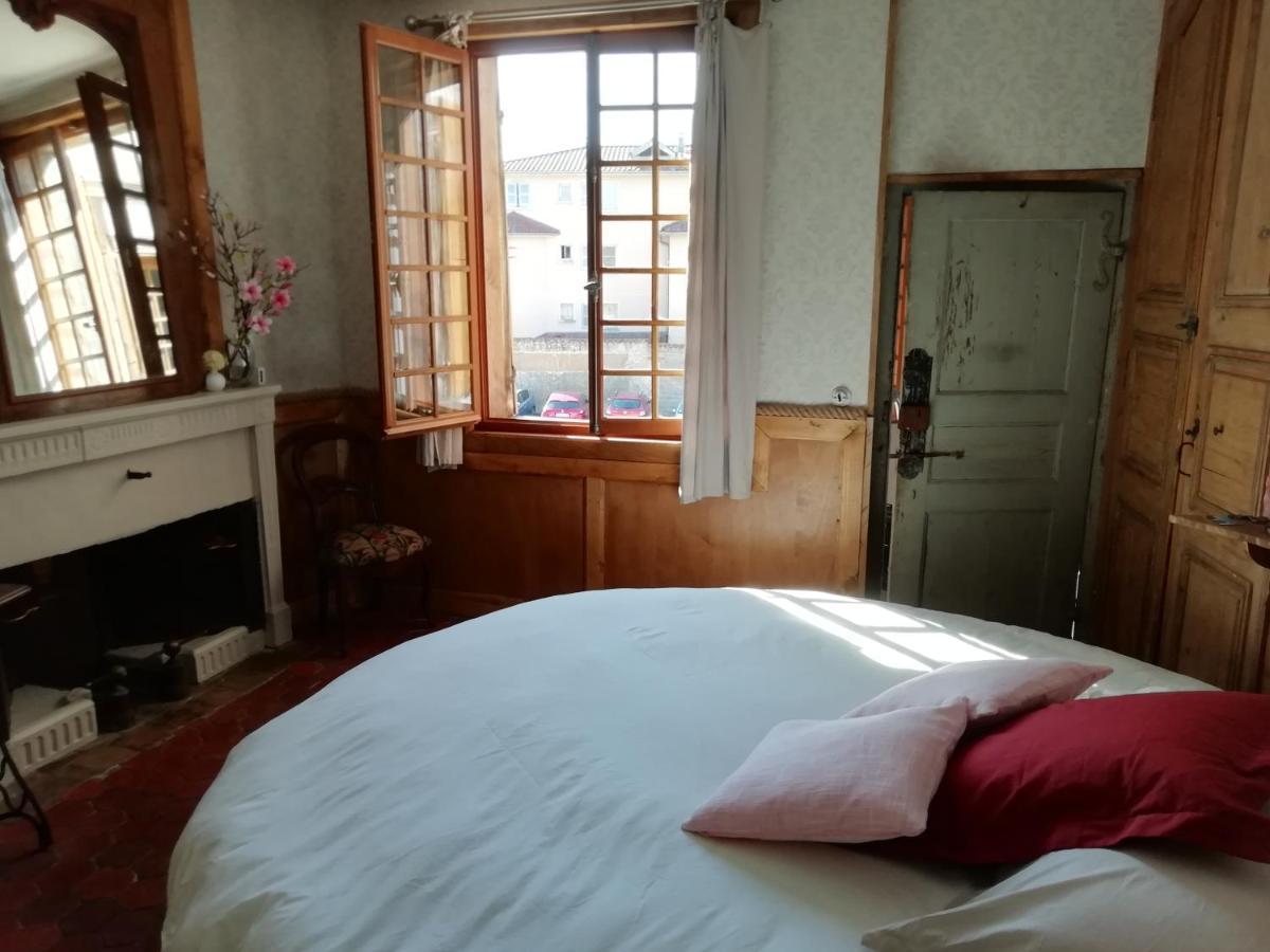 La Tour Mandot Bed and Breakfast Montluel Eksteriør billede