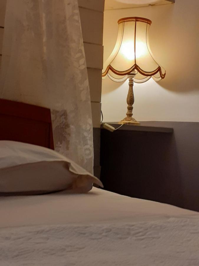 La Tour Mandot Bed and Breakfast Montluel Eksteriør billede